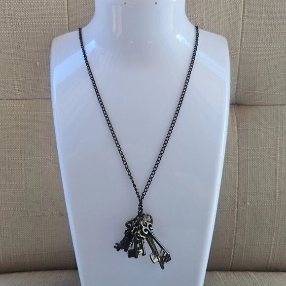 Nordstrom Rack Necklaces Antique Style Bronze Tone Multi Keys Pendant Jewelry - Picture 9 of 12